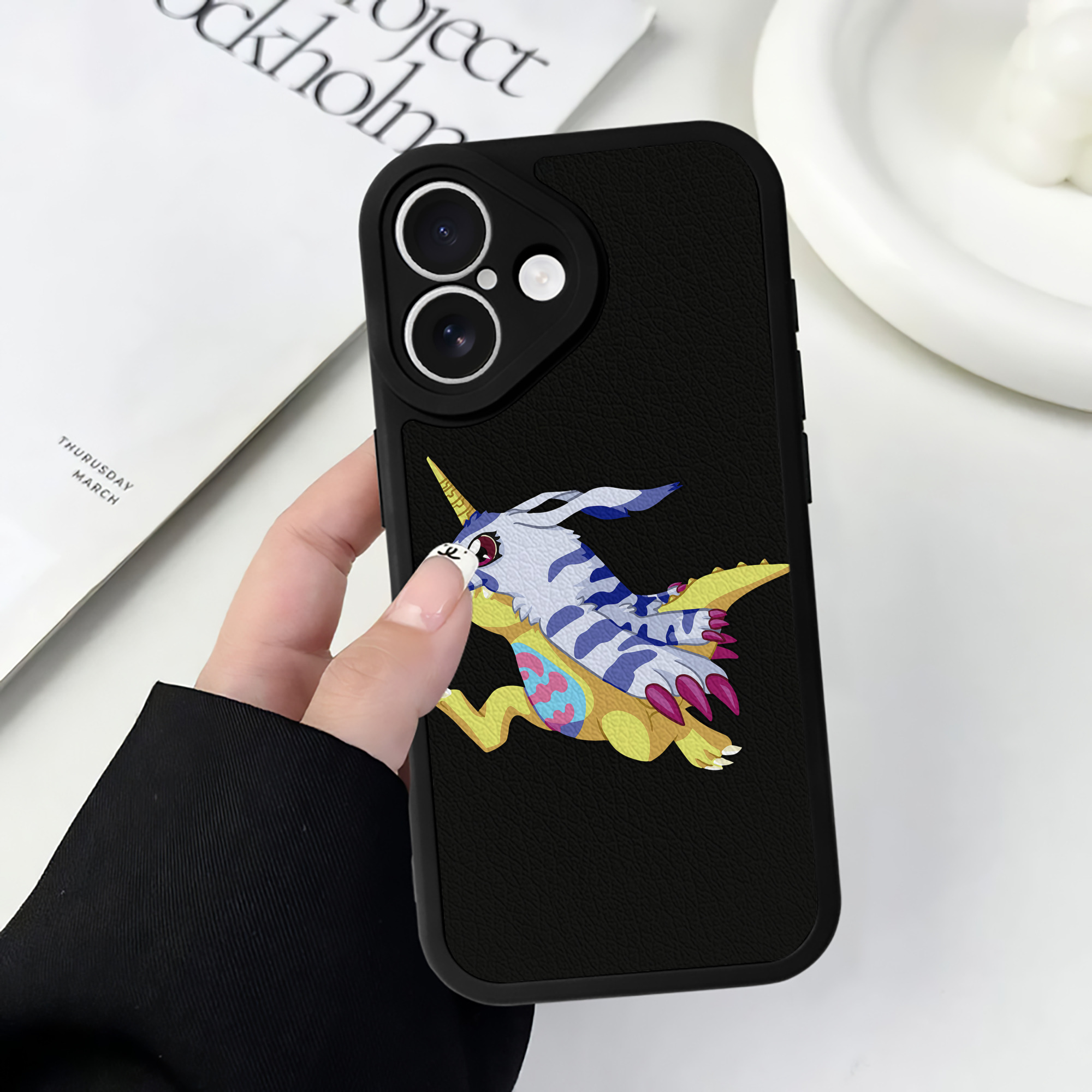 （画像用） Digimon デジタルモンスター/デジモン 【iPhone 16シリーズ対応】シリコンスマホケース（レザー調） 材質：シリコン